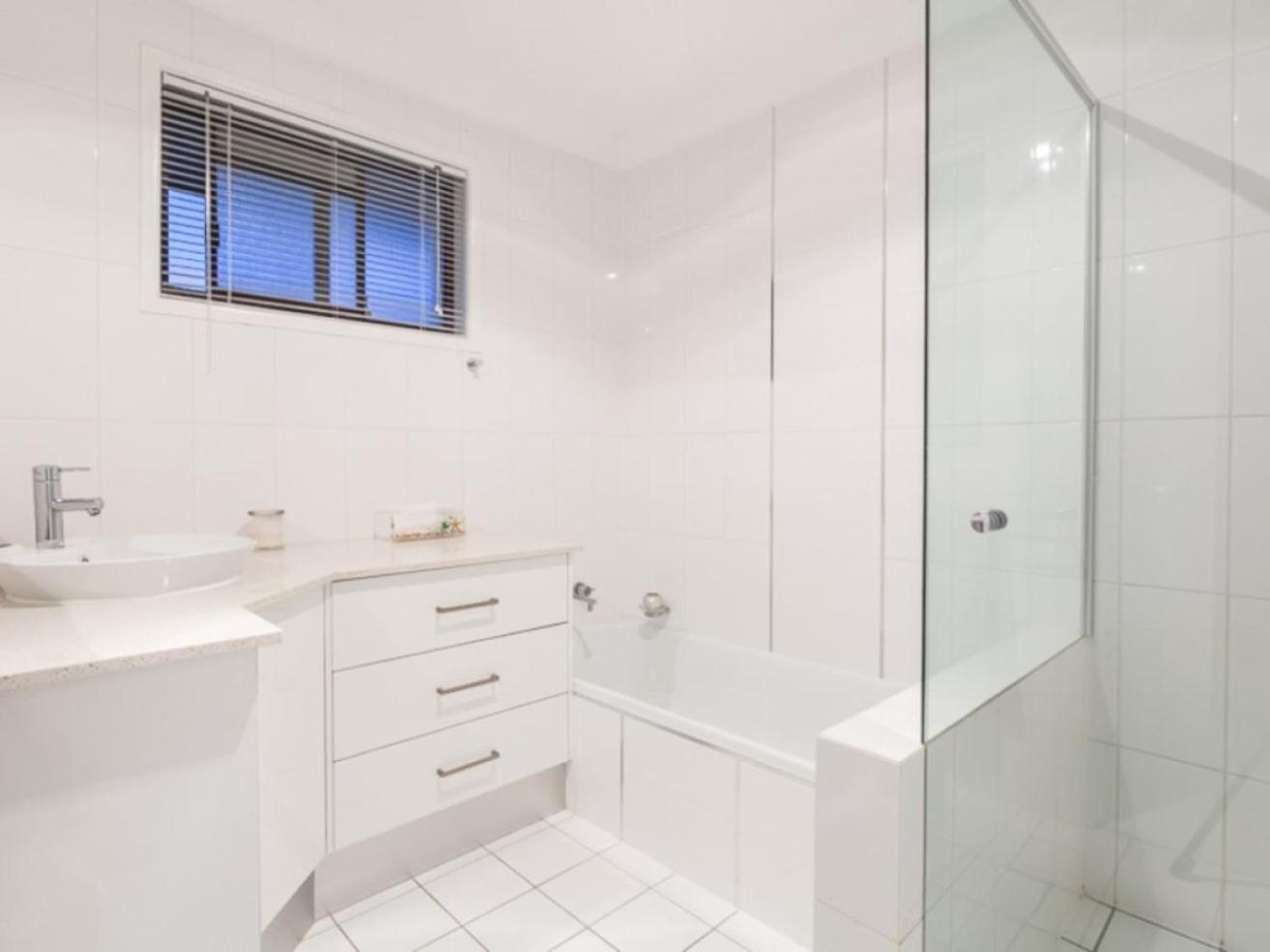 Holiday home Reflections Broadbeach- Heated Pool! Complete Waterfront Entertainer With Huge Deck, Pool Table And Pontoon Gold Coast