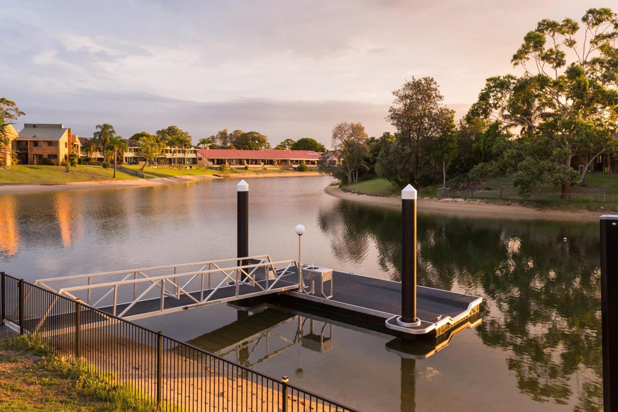 Holiday home Reflections Broadbeach- Heated Pool! Complete Waterfront Entertainer With Huge Deck, Pool Table And Pontoon